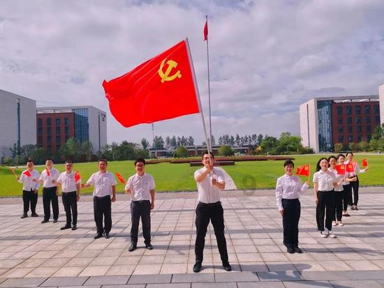 《奇葩说》新辩题：老婆年薪百万要不要当全职爸爸，你怎么看呢？