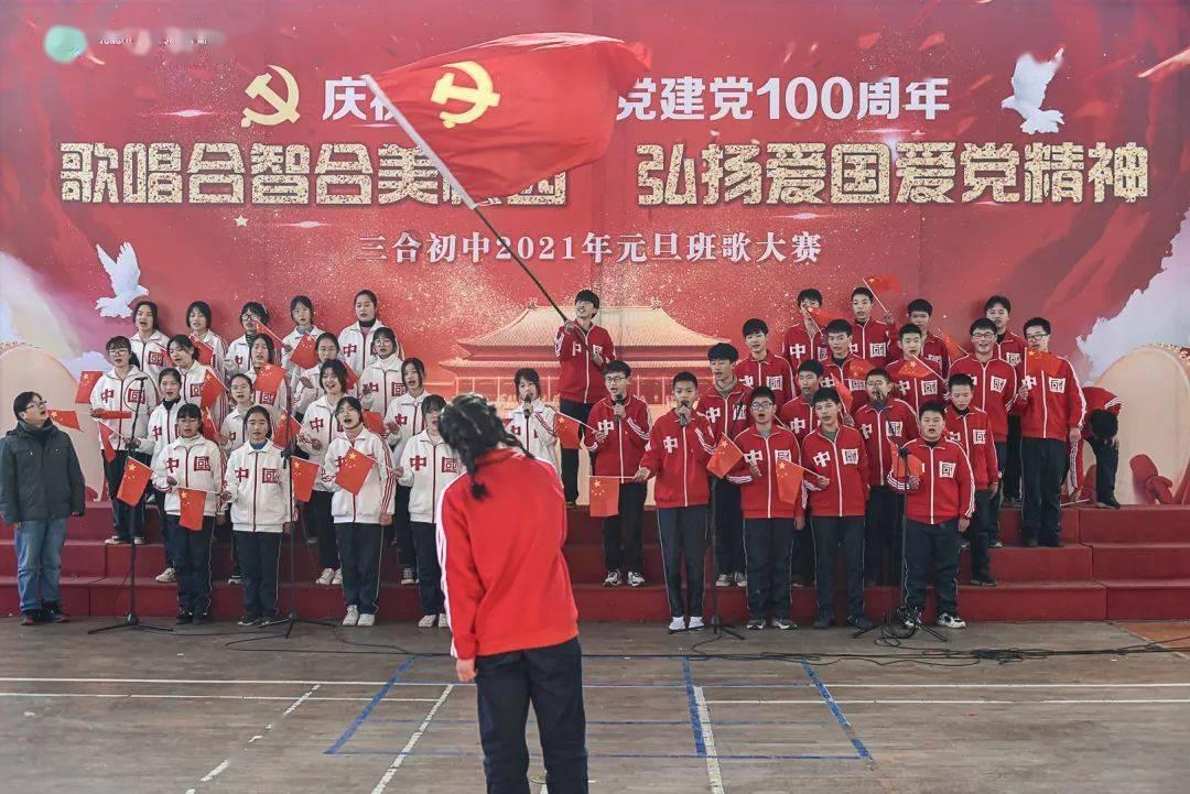 白色宽松版短袖搭配毛边牛仔裤,青春学生风穿搭,适合轻熟龄女性吗? - 专业问答网站,解答你的疑问